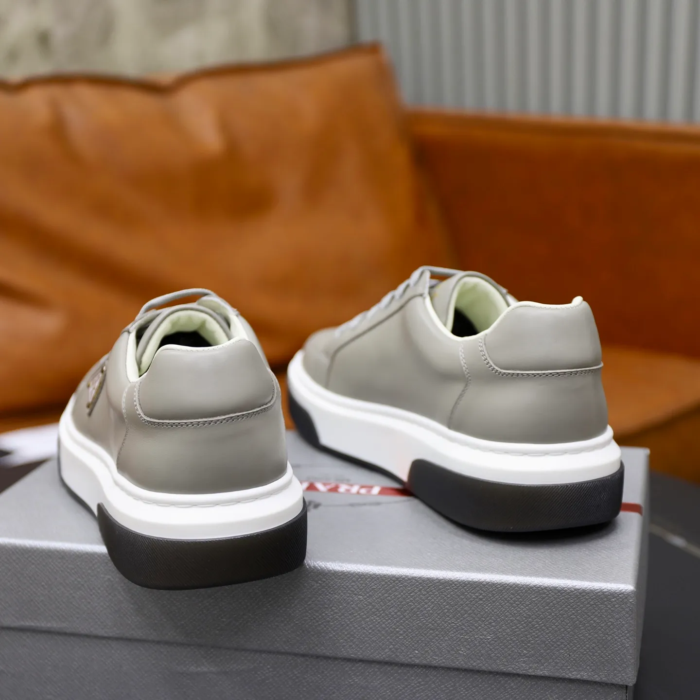 Factory price: 700💰Top original order Brand: PRADA (Prada) Standard code: Men's size 38/44 (45 can be customized) Grade: Same as the official website Material: Original cowhide stitching imported cowhide lining Original combination two-color wear-resistant soft outsole Style category: Leisure and sports version Young fashion European and American trend British style Color: Actual picture color